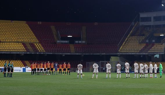 BENEVENTO, ITALY - FEBRUARY 21: Players and Officials stand for a minute's silence in memory of former footballer, Mauro Bellugi, who recently passed away prior to the Serie A match between Benevento Calcio and AS Roma at Stadio Ciro Vigorito on February 21, 2021 in Benevento, Italy. Sporting stadiums around Italy remain under strict restrictions due to the Coronavirus Pandemic as Government social distancing laws prohibit fans inside venues resulting in games being played behind closed doors. (Photo by Francesco Pecoraro/Getty Images) BENEVENTO, ITALY - FEBRUARY 21: Players and Officials stand for a minute's silence in memory of former footballer, Mauro Bellugi, who recently passed away prior to the Serie A match between Benevento Calcio and AS Roma at Stadio Ciro Vigorito on February 21, 2021 in Benevento, Italy. Sporting stadiums around Italy remain under strict restrictions due to the Coronavirus Pandemic as Government social distancing laws prohibit fans inside venues resulting in games being played behind closed doors. (Photo by Francesco Pecoraro/Getty Images)