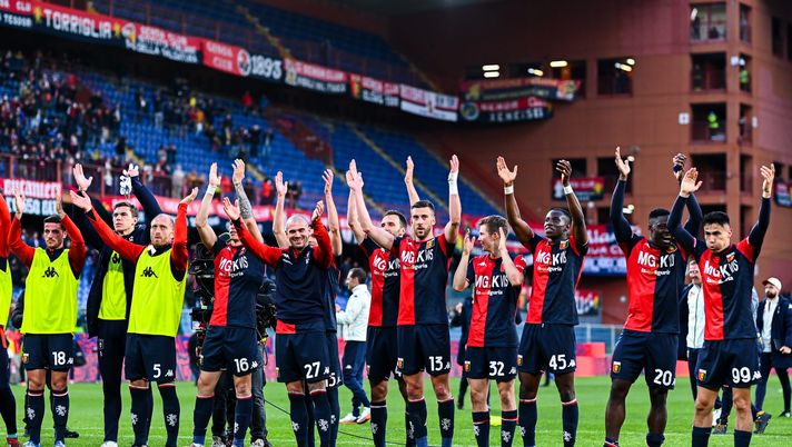 GENOA, ITALY - APRIL 24: Players of Genoa greet the crowd after the Serie A match between Genoa CFC and Cagliari Calcio at Stadio Luigi Ferraris on April 24, 2022 in Genoa, Italy. (Photo by Getty Images) FOCUS AVVERSARIO – Il Genoa si gioca la vita al “Maradona”: i 3 punti possono non bastare - immagine 1