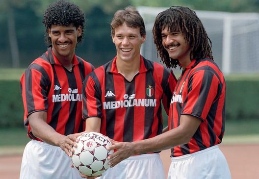  Frank Rijkaard, Marco van Basten e Ruud Gullit con il Milan nel 1988 (credits: GETTY Images) 