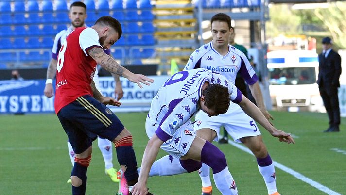 CAGLIARI, ITALY - MAY 12: Contrast with Naithan Nandez of Cagliari and Dusan Vlahovic of Fiorentina during the Serie A match between Cagliari Calcio  and ACF Fiorentina at Sardegna Arena on May 12, 2021 in Cagliari, Italy. (Photo by Enrico Locci/Getty Images) 