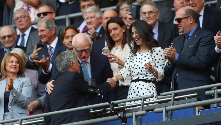 LONDON, ENGLAND - MAY 19: Jose Mourinho the head coach / manager of Manchester United shakes hands with Chelsea diretor Marina Granovskaia as chairman Bruce Buck looks on after The Emirates FA Cup Final between Chelsea and Manchester United at Wembley Stadium on May 19, 2018 in London, England. (Photo by Catherine Ivill/Getty Images) Marina Granovskaia, tra gli scontri con i procuratori e…Whatsapp: “Pensavano di poterla gestire, ma…” - immagine 1