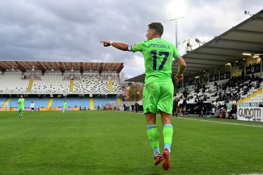 CESENA, ITALY - DECEMBER 05: Ciro Immobile of SS Lazio celebrates a opening gaol during the Serie A match between Spezia Calcio and SS Lazio at Stadio Alberto Picco on December 05, 2020 in La Spezia, Italy. (Photo by Marco Rosi - SS Lazio/Getty Images) CESENA, ITALY - DECEMBER 05: Ciro Immobile of SS Lazio celebrates a opening gaol during the Serie A match between Spezia Calcio and SS Lazio at Stadio Alberto Picco on December 05, 2020 in La Spezia, Italy. (Photo by Marco Rosi - SS Lazio/Getty Images)