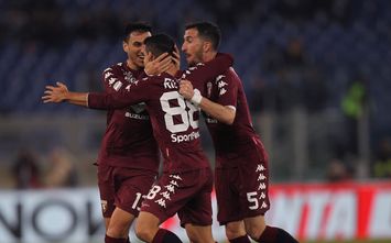  ROME, ITALY - DECEMBER 11: Tomas Rincon #88 with his teammates of Torino FC celebrates after scoring the team's second goal during the Serie A match between SS Lazio and Torino FC at Stadio Olimpico on December 11, 2017 in Rome, Italy. (Photo by Paolo Bruno/Getty Images)