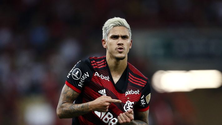 RIO DE JANEIRO, BRAZIL - SEPTEMBER 07: Pedro of Flamengo celebrates after scoring the first goal of his team during a Copa CONMEBOL Libertadores 2022 second-leg semifinal match between Flamengo and Velez at Maracana Stadium on September 07, 2022 in Rio de Janeiro, Brazil. (Photo by Wagner Meier/Getty Images) Pedro: bis nel mondiale per club. A segno anche un altro ex Serie A - immagine 1