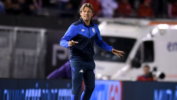 BUENOS AIRES, ARGENTINA - SEPTEMBER 22: Gabriel Heinze coach of Velez Sarsfield gestures during a match between River Plate and Velez Sarsfield as part of Superliga Argentina 2019/20 at Estadio Monumental Antonio Vespucio Liberti on September 22, 2019 in Buenos Aires, Argentina. (Photo by Marcelo Endelli/Getty Images) BUENOS AIRES, ARGENTINA - SEPTEMBER 22: Gabriel Heinze coach of Velez Sarsfield gestures during a match between River Plate and Velez Sarsfield as part of Superliga Argentina 2019/20 at Estadio Monumental Antonio Vespucio Liberti on September 22, 2019 in Buenos Aires, Argentina. (Photo by Marcelo Endelli/Getty Images)