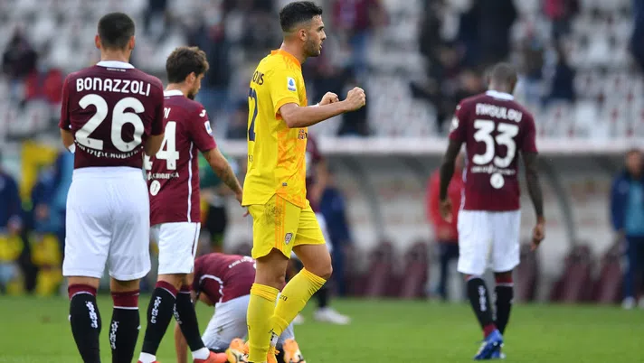 TURIN, ITALY - OCTOBER 18:  Charalampos Lykogiannis of Cagliari Calcio celebrates victory at the end of the Serie A match between Torino FC and Cagliari Calcio at Stadio Olimpico di Torino on October 18, 2020 in Turin, Italy.  (Photo by Valerio Pennicino/Getty Images)