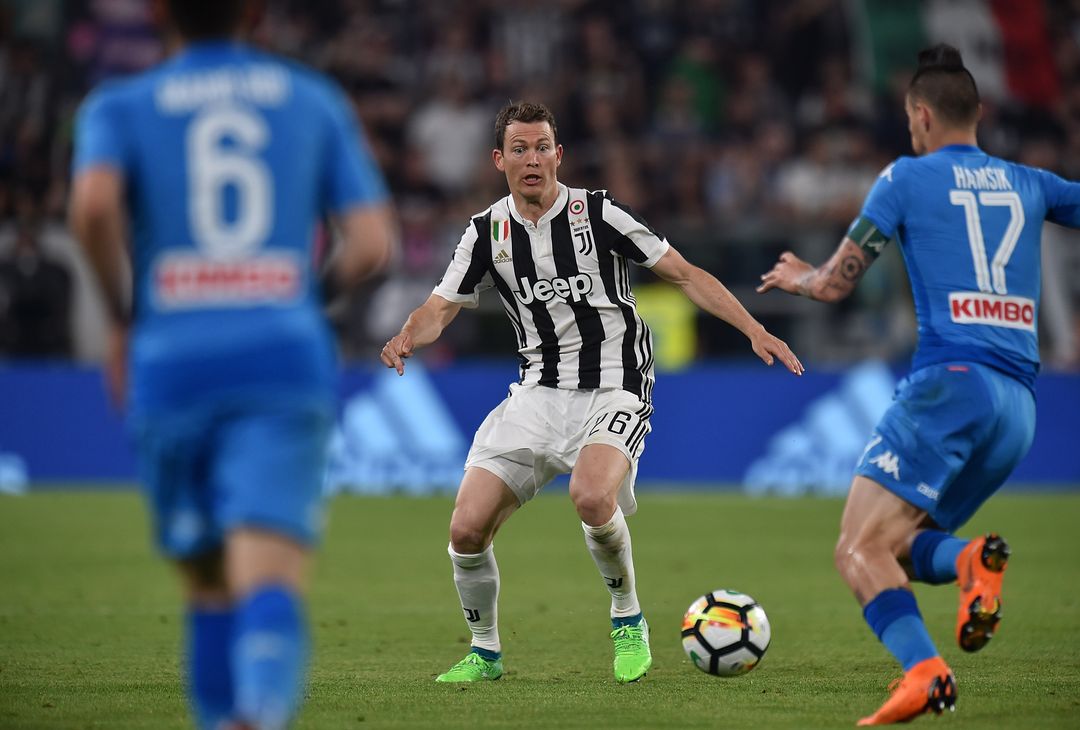  TURIN, ITALY - APRIL 22: Stephan Lichtsteiner of Juventus competes for the ball with Marek Hamsik of SSC Napoli during the serie A match between Juventus and SSC Napoli on April 22, 2018 in Turin, Italy.  (Photo by Tullio Puglia - Juventus/Juventus FC via Getty Images) 