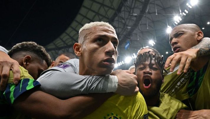Brazil's forward #09 Richarlison (2nd L) celebrates with teammates after scoring his team's first goal during the Qatar 2022 World Cup Group G football match between Brazil and Serbia at the Lusail Stadium in Lusail, north of Doha on November 24, 2022. (Photo by NELSON ALMEIDA / AFP) (Photo by NELSON ALMEIDA/AFP via Getty Images) Di Marzio: “Richarlison, retroscena Milan: è andata così nel 2017. In Europa grazie a un italiano” - immagine 1