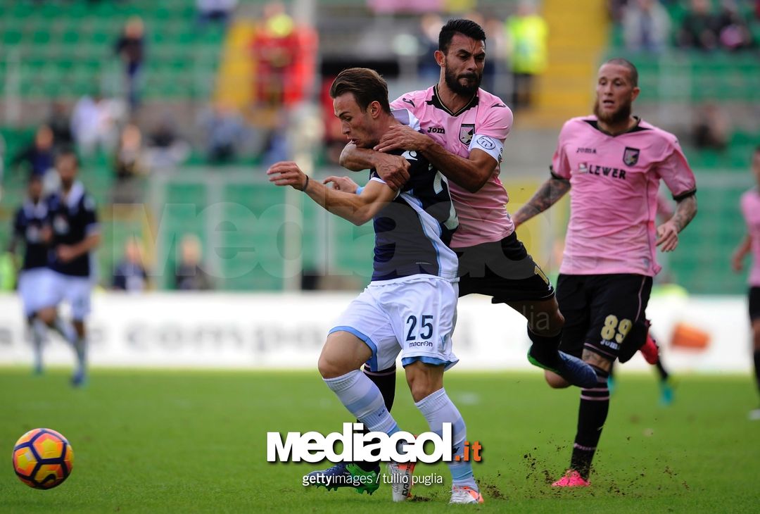  PALERMO, PALERMO - NOVEMBER 27:  (R-L) Cristiano Lombardi SS Lazio competes for the ball with Giancarlo Gonzalez of US Citta di Palermo during the Serie A match between US Citta di Palermo and SS Lazio at Stadio Renzo Barbera on November 27, 2016 in Palermo, Italy.  (Photo by Marco Rosi/Getty Images) 
