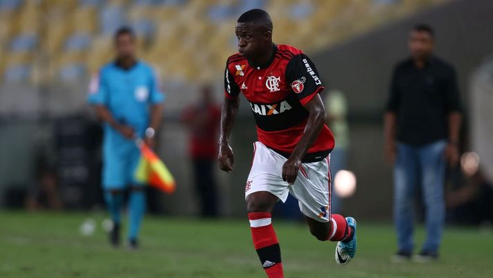 RIO DE JANEIRO, BRAZIL - MAY 13: Vinicius Jr. of Flamengo in action during a match between Flamengo and Atletico MG part of Brasileirao Series A 2017 at Maracana Stadium on May 13, 2017 in Rio de Janeiro, Brazil. (Photo by Buda Mendes/Getty Images) 