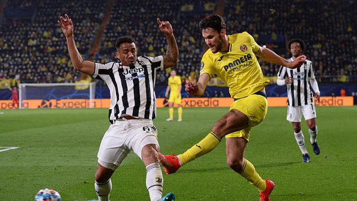 VILLARREAL, SPAIN - FEBRUARY 22: Alfonso Pedraza of Villarreal CF is challenged by Danilo of Juventus during the UEFA Champions League Round Of Sixteen Leg One match between Villarreal CF and Juventus at Estadio de la Ceramica on February 22, 2022 in Villarreal, Spain. (Photo by Aitor Alcalde/Getty Images) VILLARREAL, SPAIN - FEBRUARY 22: Alfonso Pedraza of Villarreal CF is challenged by Danilo of Juventus during the UEFA Champions League Round Of Sixteen Leg One match between Villarreal CF and Juventus at Estadio de la Ceramica on February 22, 2022 in Villarreal, Spain. (Photo by Aitor Alcalde/Getty Images)