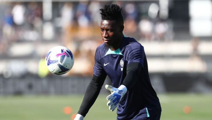 LUGANO, SWITZERLAND - JULY 12: Andre’ Onana of FC Internazionale in action before Pre-season Friendly between FC Lugano v FC Internazionale at Cornaredo Stadium on July 12, 2022 in Lugano, Switzerland. (Photo by Marco Luzzani/Getty Images) Inter, dal primo al terzo portiere: ecco le nuove gerarchie tra i pali dopo l’arrivo di Onana - immagine 1
