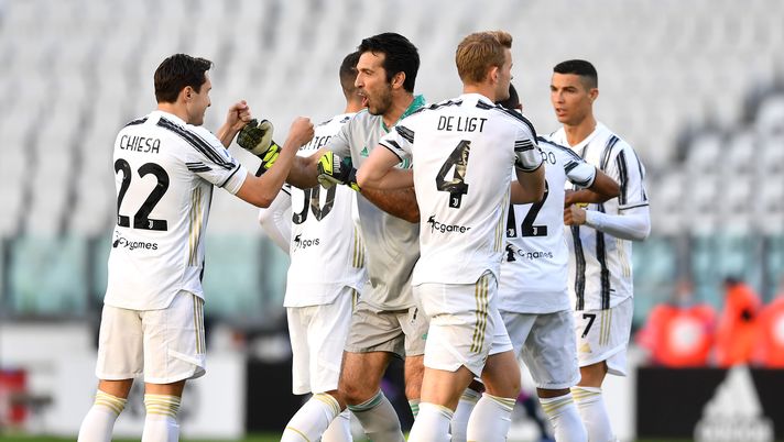 TURIN, ITALY - APRIL 07: Gianluigi Buffon of Juventus interacts with team mate Federico Chiesa as the Juventus team gather prior to the Serie A match between Juventus and Napoli at Allianz Stadium on April 07, 2021 in Turin, Italy. Sporting stadiums around Italy remain under strict restrictions due to the Coronavirus Pandemic as Government social distancing laws prohibit fans inside venues resulting in games being played behind closed doors. (Photo by Valerio Pennicino/Getty Images) TURIN, ITALY - APRIL 07: Gianluigi Buffon of Juventus interacts with team mate Federico Chiesa as the Juventus team gather prior to the Serie A match between Juventus and Napoli at Allianz Stadium on April 07, 2021 in Turin, Italy. Sporting stadiums around Italy remain under strict restrictions due to the Coronavirus Pandemic as Government social distancing laws prohibit fans inside venues resulting in games being played behind closed doors. (Photo by Valerio Pennicino/Getty Images)