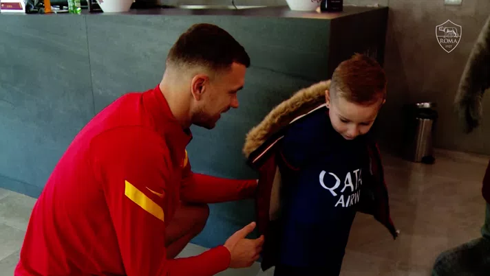 VIDEO Roma, il piccolo David incontra Dzeko: gioia, sorrisi e tanta commozione