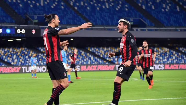 Zlatan Ibrahimovic e Theo Hernández (attaccante e difensore AC Milan) esultano per il gol dello svedese in Napoli-Milan (Serie A 2020-2021) | AC Milan News (Getty Images)