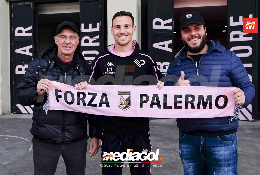 FOTO PALERMO, Valerio Verre: autografi e selfie con i tifosi del Palermo (Gallery) - immagine 3
