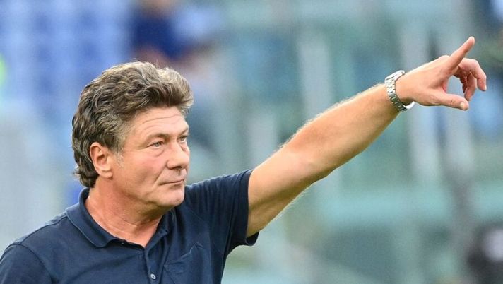 Cagliari's Italian coach Walter Mazzari gestures during the Italian Serie A football match between Lazio and Cagliari at the Olympic stadium, in Rome, on September 19, 2021 . (Photo by Vincenzo PINTO / AFP) (Photo by VINCENZO PINTO/AFP via Getty Images) Mazzarri: “Keita o Pavoletti contro il Napoli? Io la vedo così. Godin è tornato ad allenarsi” - immagine 1