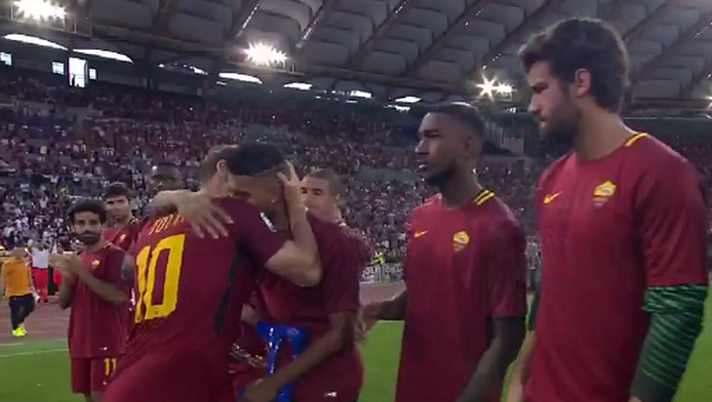 Francesco Totti abbraccia Emerson Palmieri 