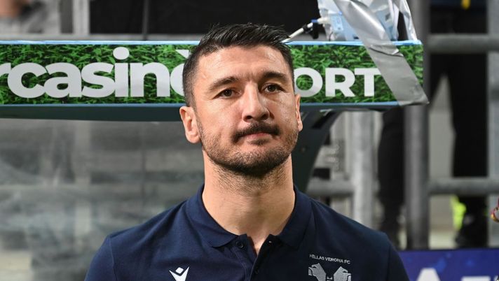 REGGIO NELL'EMILIA, ITALY - OCTOBER 24:Salvatore Bocchetti head coach of Hellas Verona looks on during the Serie A match between US Sassuolo and Hellas Verona at Mapei Stadium - Citta' del Tricolore on October 24, 2022 in Reggio nell'Emilia, Italy. (Photo by Alessandro Sabattini/Getty Images) Bocchetti: “Chi recupera e chi no nel Verona, da Lazovic e Ilic a Verdi! I gol di Henry…” - immagine 1