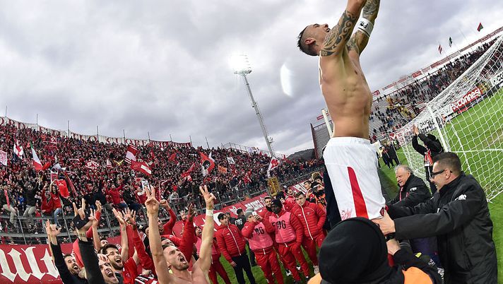 PERUGIA, ITALY - MARCH 05: Matteo Ardemagni of AC Perugia takes a selfie with his team to celebrate the victory after the Serie B match between AC Perugia and Ternana Calcio at Stadio Renato Curi on March 5, 2016 in Perugia, Italy. (Photo by Giuseppe Bellini/Getty Images) PERUGIA, ITALY - MARCH 05: Matteo Ardemagni of AC Perugia takes a selfie with his team to celebrate the victory after the Serie B match between AC Perugia and Ternana Calcio at Stadio Renato Curi on March 5, 2016 in Perugia, Italy. (Photo by Giuseppe Bellini/Getty Images)
