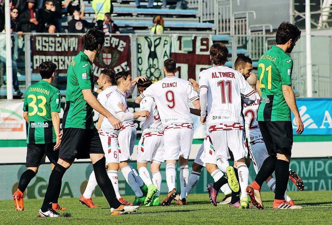  La Reggiana esulta, ma la partita riserverà molte sorprese 