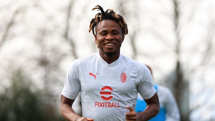CAIRATE, ITALY - MARCH 25: Samuel Chukwueze of AC Milan looks on during an AC Milan Training Session at Milanello on March 25, 2024 in Cairate, Italy. (Photo by Giuseppe Cottini/AC Milan via Getty Images) ULTIME DAI CAMPI – Chukwueze, Chiesa, CDK, Kostic, C. Augusto, Spinazzola e la Lazio: le novità - immagine 1