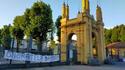 Parma in B, i tifosi espongono la loro rabbia: “Onoratela bastardi”