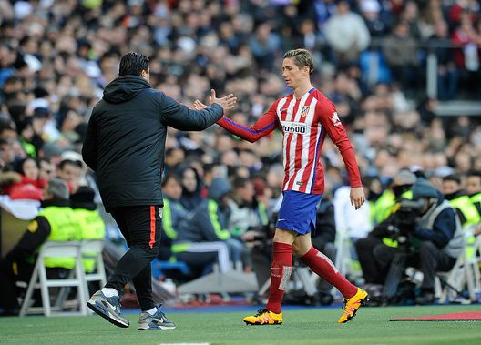 MADRID, SPAIN - FEBRUARY 27: Fernando Torres of Club Atletico de Madrid shakes hands with assistant manager German ''El Mono'' Burgos of Club Atletico de Madrid while being substituted during the La Liga match between Real Madrid CF and Club Atletico de Madrid at Estadio Santiago Bernabeu on February 27, 2016 in Madrid, Spain. (Photo by Denis Doyle/Getty Images) Fernando Torres confermato all’Atletico Madrid Juvenil: “Sono a casa, essere qui è motivo di orgoglio”- immagine 2