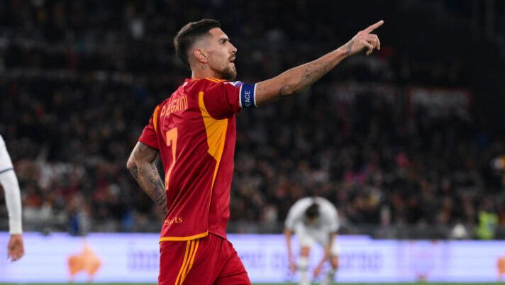 ROME, ITALY - JANUARY 20: AS Roma player Lorenzo Pellegrini celebrates during the Serie A TIM match between AS Roma and Hellas Verona FC - Serie A TIM at Stadio Olimpico on January 20, 2024 in Rome, Italy. (Photo by Luciano Rossi/AS Roma via Getty Images) Chi sale e come gestirlo negli scambi: Retegui, Soulé, Elsha, Pellegrini, Samardzic, Vlahovic… - immagine 1