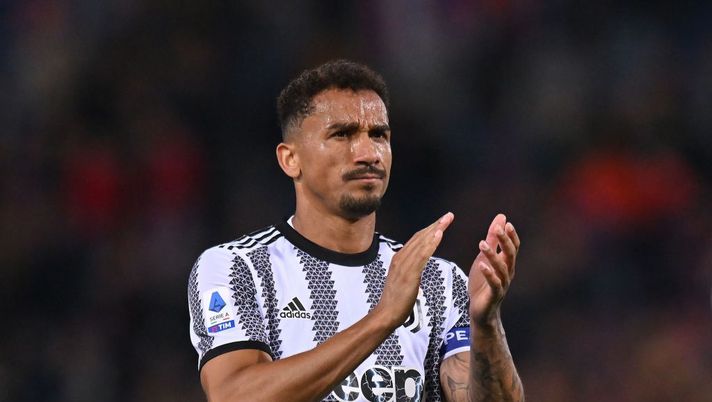 BOLOGNA, ITALY - APRIL 30: Danilo of Juventus applauds the fans during the Serie A match between Bologna FC and Juventus at Stadio Renato Dall'Ara on April 30, 2023 in Bologna, Italy. (Photo by Alessandro Sabattini/Getty Images) Juve, doppia squalifica pesante verso l’Empoli: non solo Danilo out - immagine 1