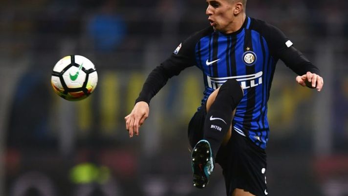 Inter Milan's Portuguese defender Joao Cancelo controls the ball during the Italian Serie A football match Inter Milan vs Napoli on March 11, 2018 at the San Siro stadium in Milan. / AFP PHOTO / MARCO BERTORELLO (Photo credit should read MARCO BERTORELLO/AFP/Getty Images) Inter, tra Juve e Udinese col serio pericolo diffidati: in sei a rischio squalifica! - immagine 1