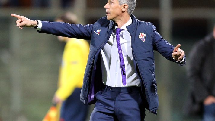 FLORENCE, ITALY - OCTOBER 22: Manager of ACF Fiorentina Paulo Sousa issues instructions to his players during the UEFA Europa League group I match between ACF Fiorentina and KKS Lech Poznan on October 22, 2015 in Florence, Italy.  (Photo by Gabriele Maltinti/Getty Images) 