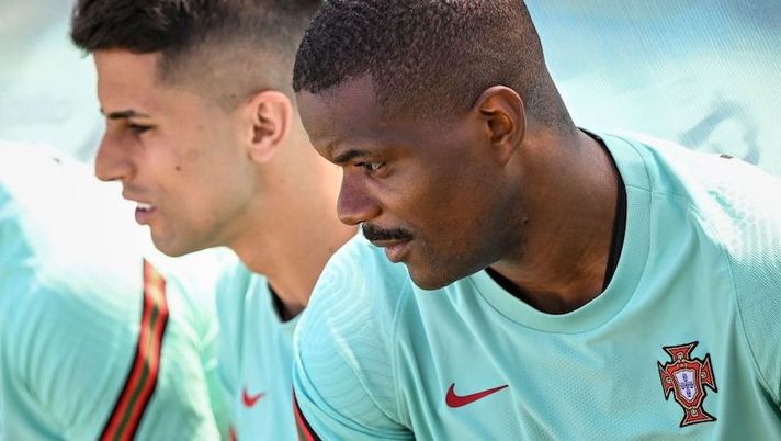 Portugal's midfielder William Carvalho (R) and Portugal's defender Joao Cancelo (L) attend a training session at 'Cidade do Futebol' training camp in Oeiras, outskirts of Lisbon on June 11, 2022 on the eve of their UEFA Nations League football match against Switzerland. (Photo by PATRICIA DE MELO MOREIRA / AFP) (Photo by PATRICIA DE MELO MOREIRA/AFP via Getty Images) Monza, nome nuovo per il centrocampo: nella lista di Galliani c’è William Carvalho - immagine 1