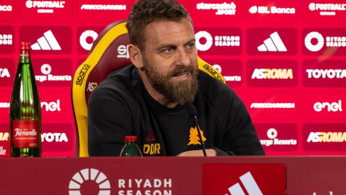ROME, ITALY - MARCH 01: AS Roma coach Daniele De Rossi during a press conference at Centro Sportivo Fulvio Bernardini on March 01, 2024 in Rome, Italy. (Photo by Fabio Rossi/AS Roma via Getty Images) Roma-Brighton, domani alle 13:00 la conferenza stampa di De Rossi e Mancini - immagine 1