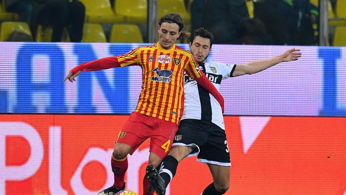 PARMA, ITALY - JANUARY 13: Jacopo Petriccione of US Lecce competes for the ball with Matteo Darmian of Parma Calcio during the Serie A match between Parma Calcio and US Lecce at Stadio Ennio Tardini on January 13, 2020 in Parma, Italy.  (Photo by Alessandro Sabattini/Getty Images) 
