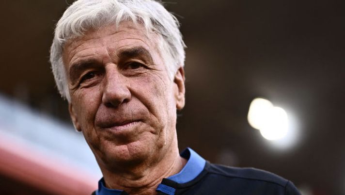 Atalanta's Italian coach Gian Piero Gasperini looks on during the Serie A football match between Sampdoria and Atalanta at the Luigi Ferraris Stadium, in Genoa on August 13, 2022. (Photo by MARCO BERTORELLO / AFP) (Photo by MARCO BERTORELLO/AFP via Getty Images) Gasperini: “Malinovskyi? Ci servono più di 6 gol! Ederson, Zappacosta, Demiral, Soppy…” - immagine 1