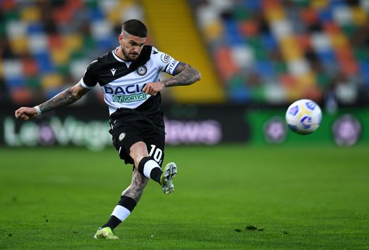  UDINE, ITALY - APRIL 10: Rodrigo De Paul of Udinese Calcio crosses the ball during the Serie A match between Udinese Calcio and Torino FC at Dacia Arena on April 10, 2021 in Udine, Italy. Sporting stadiums around Italy remain under strict restrictions due to the Coronavirus Pandemic as Government social distancing laws prohibit fans inside venues resulting in games being played behind closed doors. (Photo by Alessandro Sabattini/Getty Images) 
