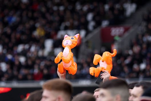 LONDON, ENGLAND - FEBRUARY 19: Newcastle United fans hold inflatable cats in the crowd during the Premier League match between West Ham United and Newcastle United at London Stadium on February 19, 2022 in London, England. (Photo by Warren Little/Getty Images) Zouma, nessun perdono: gatti gonfiabili e cori di scherno dai tifosi del Newcastle - immagine 1