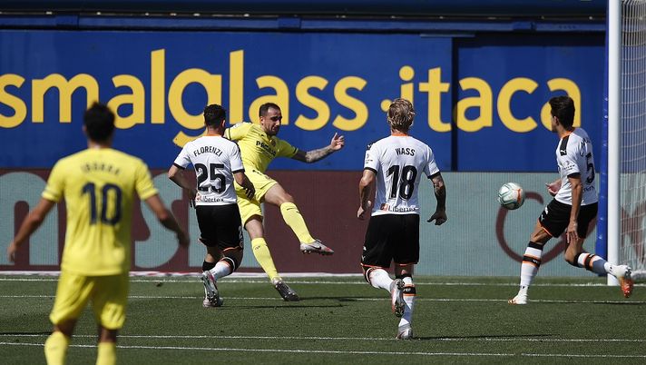 VILLAREAL, SPAIN - JUNE 28: Paco Alcacer of Villareal scores the opening goal during the Liga match between Villarreal CF and Valencia CF at Estadio de la Ceramica on June 28, 2020 in Villareal, Spain. (Photo by Eric Alonso/Getty Images) VILLAREAL, SPAIN - JUNE 28: Paco Alcacer of Villareal scores the opening goal during the Liga match between Villarreal CF and Valencia CF at Estadio de la Ceramica on June 28, 2020 in Villareal, Spain. (Photo by Eric Alonso/Getty Images)