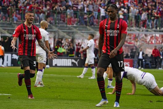 MILAN, ITALY - MAY 01: Rade Krunić reacts after team-mate Rafael Leão of AC Milan scored their team's first goal during the Serie A match between AC Milan and ACF Fiorentina at Stadio Giuseppe Meazza on May 01, 2022 in Milan, Italy. (Photo by Pier Marco Tacca/AC Milan via Getty Images) Milan-Fiorentina, la formazione rossonera: ballottaggio in difesa- immagine 2
