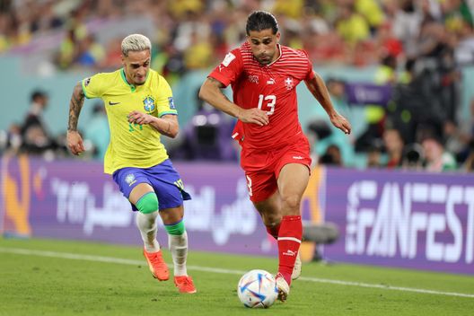 DOHA, QATAR - NOVEMBER 28: Ricardo Rodriguez of Switzerland controls the ball against Antony of Brazil during the FIFA World Cup Qatar 2022 Group G match between Brazil and Switzerland at Stadium 974 on November 28, 2022 in Doha, Qatar. (Photo by Catherine Ivill/Getty Images) Qatar 2022, Brasile-Svizzera 1-0: la decide Casemiro nel finale. Per Rodriguez 90′- immagine 2