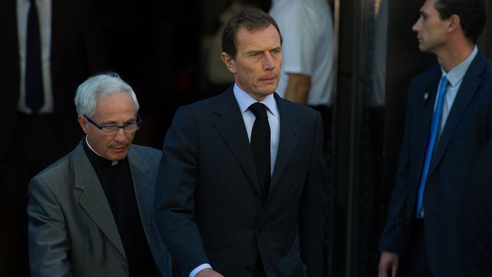 MADRID, SPAIN - JULY 08: Former Real Madrid player Emilio Butragueno leaves the Santiago Bernabeu stadium after the funeral wake for former Real Madrid great Alfredo Di Stefano on July 9, 2014 in Madrid, Spain. Di Stefano, who won 5 sucessive European Cups for Real died July 7 aged 88 in Madrid after earlier suffering a heart attack. (Photo by Denis Doyle/Getty Images) MADRID, SPAIN - JULY 08: Former Real Madrid player Emilio Butragueno leaves the Santiago Bernabeu stadium after the funeral wake for former Real Madrid great Alfredo Di Stefano on July 9, 2014 in Madrid, Spain. Di Stefano, who won 5 sucessive European Cups for Real died July 7 aged 88 in Madrid after earlier suffering a heart attack. (Photo by Denis Doyle/Getty Images)