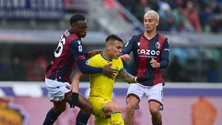 BOLOGNA, ITALY - FEBRUARY 26: Lautaro Martinez of FC Internazionale competes for the ball with Jhon Lucumi of Bologna FC during the Serie A match between Bologna FC and FC Internazionale at Stadio Renato Dall'Ara on February 26, 2023 in Bologna, Italy. (Photo by Mattia Ozbot - Inter/Inter via Getty Images) Bologna-Inter, le pagelle di Tmw- immagine 1