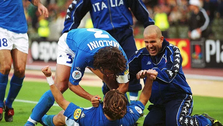 Maldini e Totti esultano con la maglia dell'Italia (credits: Getty Images)