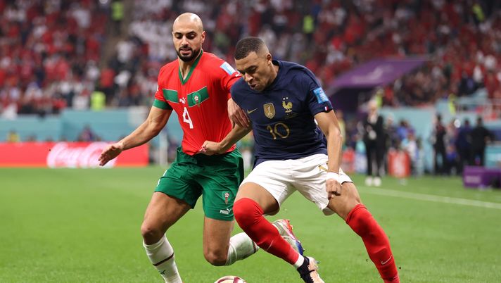 AL KHOR, QATAR - DECEMBER 14: Kylian Mbappe of France controls the ball against Sofyan Amrabat of Morocco during the FIFA World Cup Qatar 2022 semi final match between France and Morocco at Al Bayt Stadium on December 14, 2022 in Al Khor, Qatar. (Photo by Lars Baron/Getty Images) Amrabat, la Fiorentina fa muro. Il Liverpool studia l’offerta irrinunciabile - immagine 1