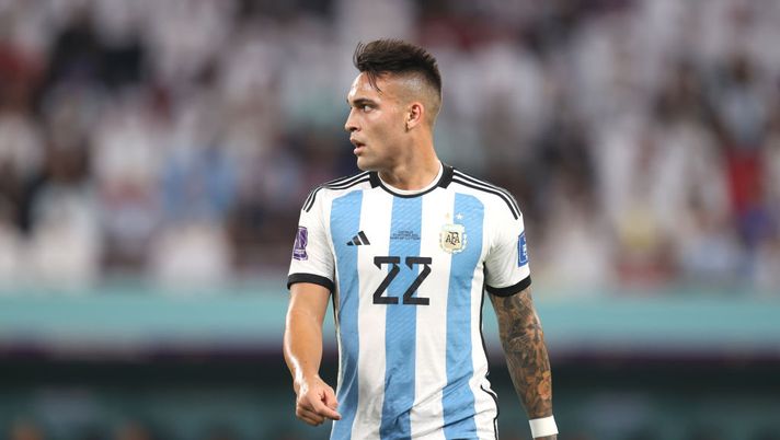 DOHA, QATAR - DECEMBER 03: Lautaro Martinez of Argentina during the FIFA World Cup Qatar 2022 Round of 16 match between Argentina and Australia at Ahmad Bin Ali Stadium on December 03, 2022 in Doha, Qatar. (Photo by Alex Pantling/Getty Images) ? VIDEO – Tutto sugli scambi al fantacalcio: ecco le nostre risposte - immagine 1