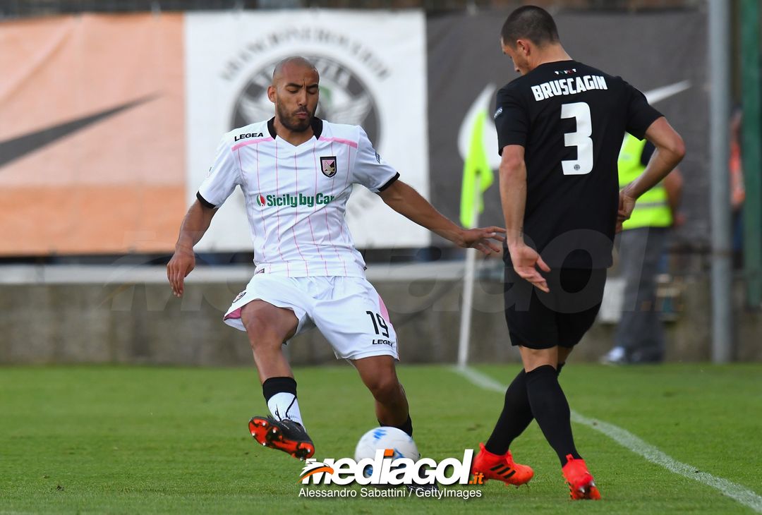 VENICE, ITALY - APRIL 27: Haitam Aleesami of US Citta di Palermo competes for the ball whit Matteo Bruscagin of Venezia FC during the serie B match between Venezia FC and US Citta di Palermo at Stadio Pier Luigi Penzo on April 27, 2018 in Venice, Italy.  (Photo by Alessandro Sabattini/Getty Images) 