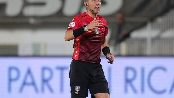 LA SPEZIA, ITALY - APRIL 30: Luca Pairetto referee gestures during the Serie A match between Spezia Calcio and SS Lazio at Stadio Alberto Picco on April 30, 2022 in La Spezia, Italy. (Photo by Gabriele Maltinti/Getty Images) Caos Acerbi, stangata per la coppia Pairetto-Nasca: svelato l’audio - immagine 1