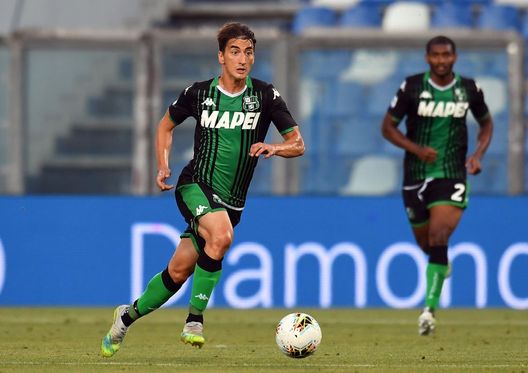 REGGIO NELL'EMILIA, ITALY - JULY 04: Filip Djuricic of US Sassuolo in action during the Serie A match between US Sassuolo and US Lecce at Mapei Stadium - Città del Tricolore on July 04, 2020 in Reggio nell'Emilia, Italy. (Photo by Alessandro Sabattini/Getty Images) REGGIO NELL'EMILIA, ITALY - JULY 04: Filip Djuricic of US Sassuolo in action during the Serie A match between US Sassuolo and US Lecce at Mapei Stadium - Città del Tricolore on July 04, 2020 in Reggio nell'Emilia, Italy. (Photo by Alessandro Sabattini/Getty Images)