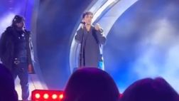 VIDEO / Tananai prima di cantare: “Che fa l’Inter?”
